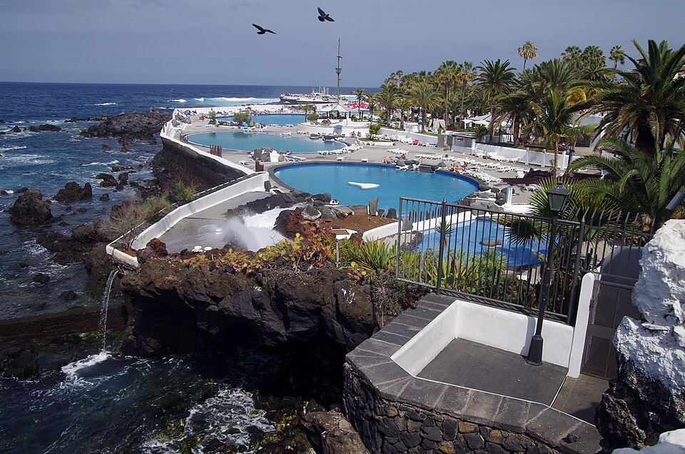Pools, palms and the ship's mast between the lava rocks