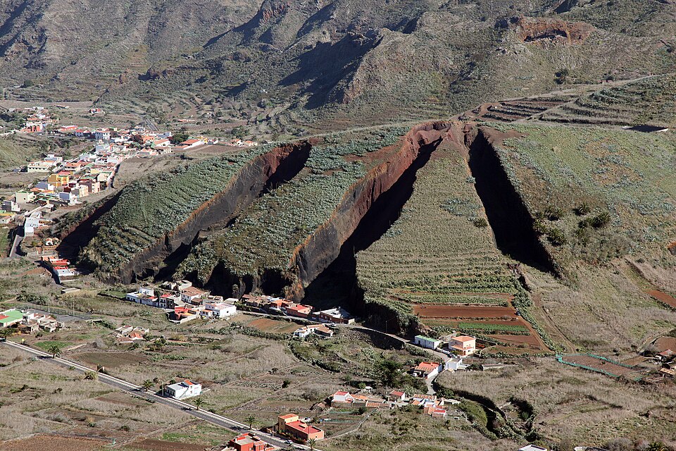 Das Tal von El Palmar mit seinem angeschnittenen Vulkan, vom Grat knapp oberhalb des Aussichtspunkts