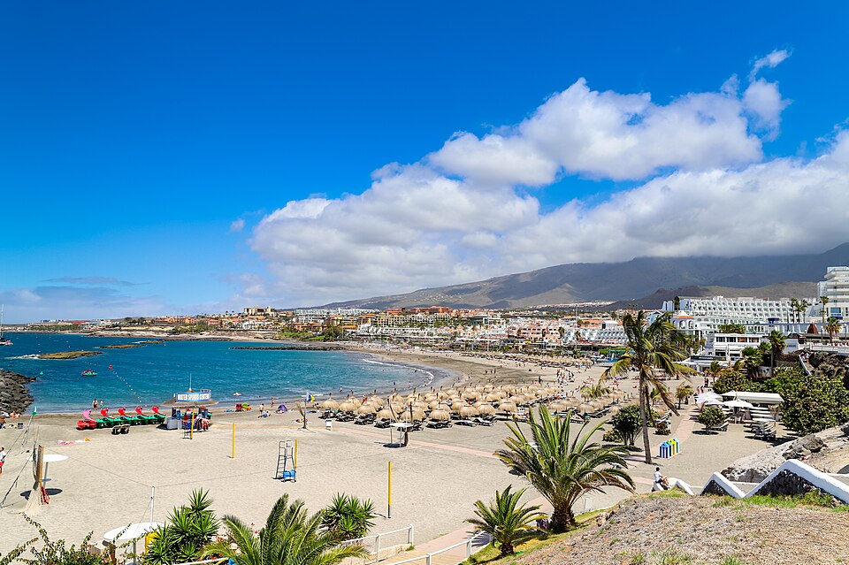 Playa de Torviscas from the south end, with the breakwaters and Fañabé behind