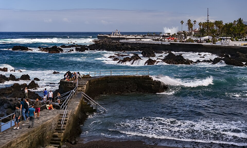 The old jetty at San Telmo, with Lago Martiánez behind