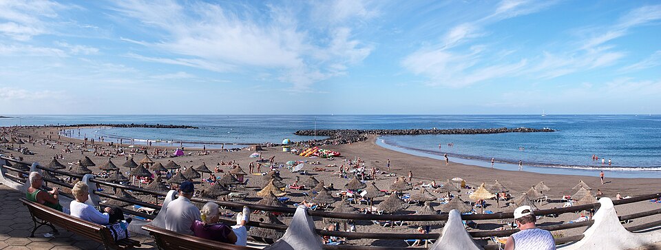 The two bays of Troya with their breakwaters, seen from the promenade (2008)